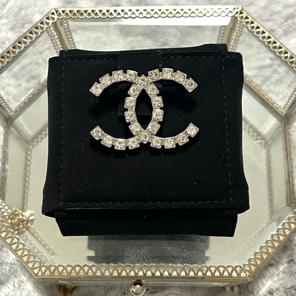 🏖️☀️SUMMER SALE☀️🏖️ CHANEL Silver Brooch with Iconic Logo and Sparkling Stones - Picture 1 of 6